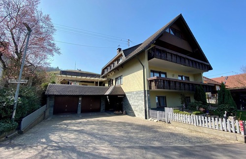 Durbach Apartment | Staufenbergblick Durbach with private terrace, carport and bicycle shed