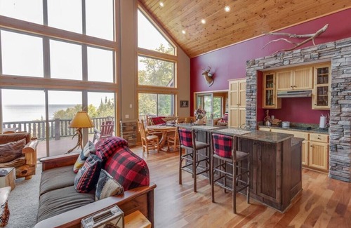 Walker House | Stay 3 for 2! Spacious Leech Lake Home on 2 Acres, Boat Lift, Swim