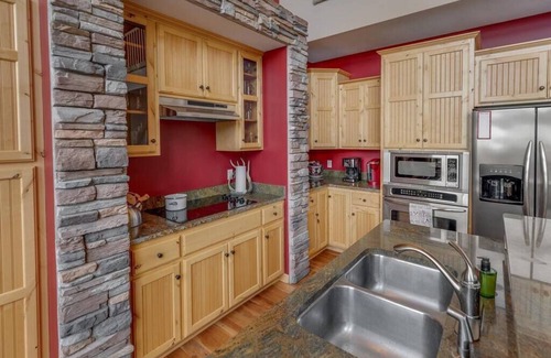 Walker House | Stay 3 for 2! Spacious Leech Lake Home on 2 Acres, Boat Lift, Swim