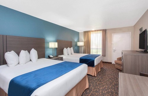 Florida Center Hotel | Stay 4 nights and Save, 2 Comfy Units , Close to Parks, Pool, Breakfast!