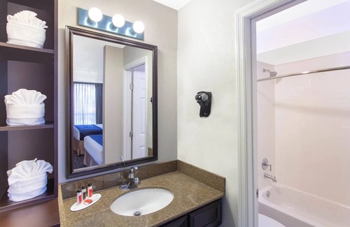 Florida Center Hotel | Stay 4 nights and Save, 2 Comfy Units , Close to Parks, Pool, Breakfast!
