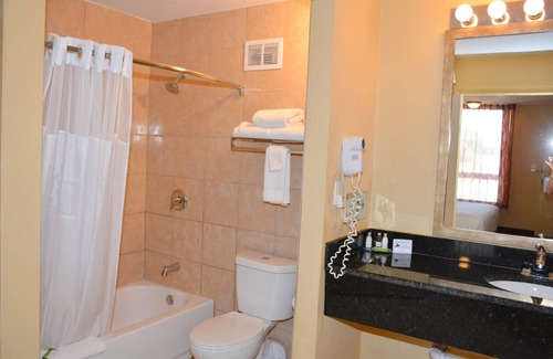 Florida Center Hotel | Stay 4 nights and Save, 2 Comfy Units , Close to Parks, Pool, Breakfast!