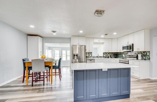 Belleview House | Stay and Play in Belleview Welcoming Home with Yard
