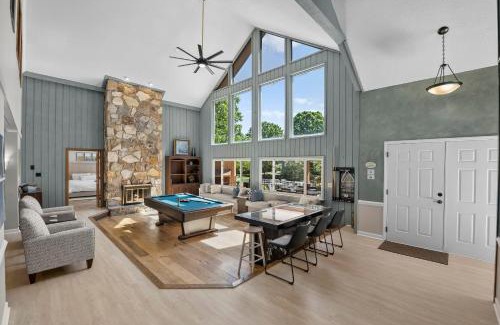 Mayhew House | Stay Awhile by AvantStay Lakefront Pool Dock