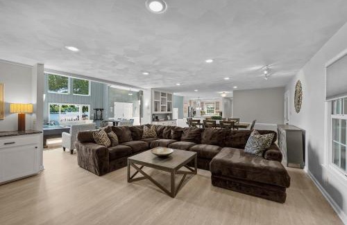 Mayhew House | Stay Awhile by AvantStay Lakefront Pool Dock