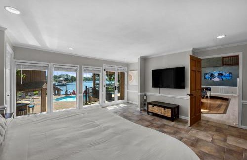 Mayhew House | Stay Awhile by AvantStay Lakefront Pool Dock