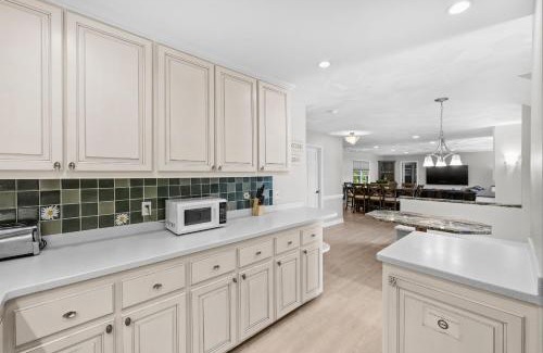 Mayhew House | Stay Awhile by AvantStay Lakefront Pool Dock
