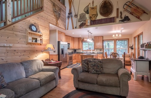 Rhododendron Cabin | Stay before 9/14 get the 3RD night FREE! Hot tub, river access A/C