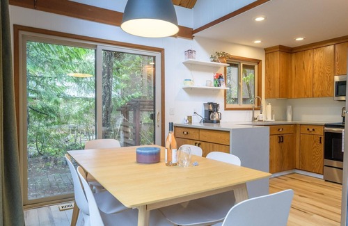 Rhododendron Cabin | Stay before 9/28 get the 3RD night FREE!Hot tub, cabin feel