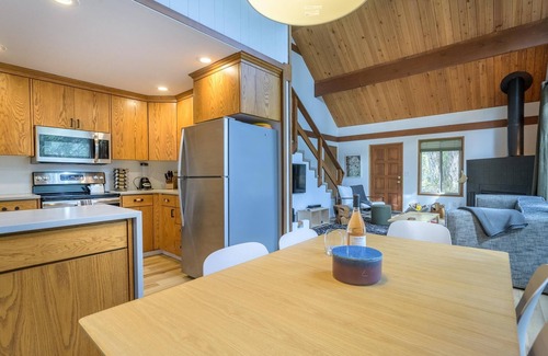 Rhododendron Cabin | Stay before 9/28 get the 3RD night FREE!Hot tub, cabin feel