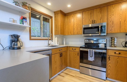 Rhododendron Cabin | Stay before 9/28 get the 3RD night FREE!Hot tub, cabin feel