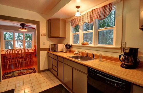 Rhododendron House | Stay before 9/8 get the 3RD night FREE! Hot Tub, secluded