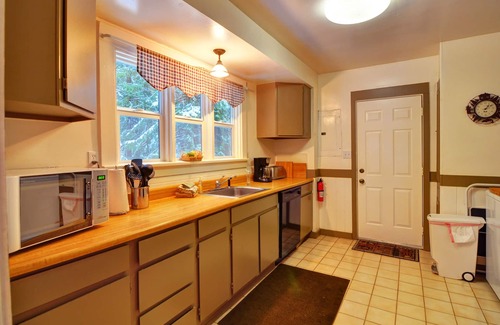 Rhododendron House | Stay before 9/8 get the 3RD night FREE! Hot Tub, secluded