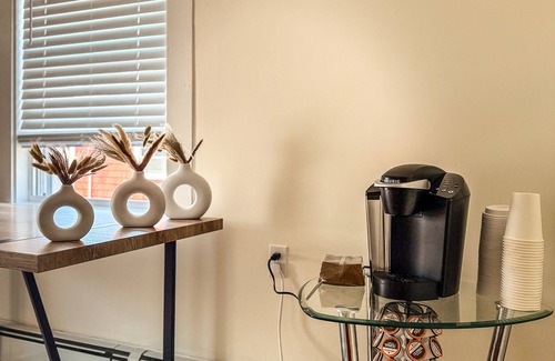 Beverly Apartment | Stay by the Ocean & Downtown Beverly - Cozy 2BR with Parking