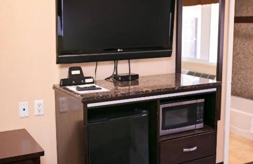 Bellflower House | Stay close to all the Southern California action in Bellflower