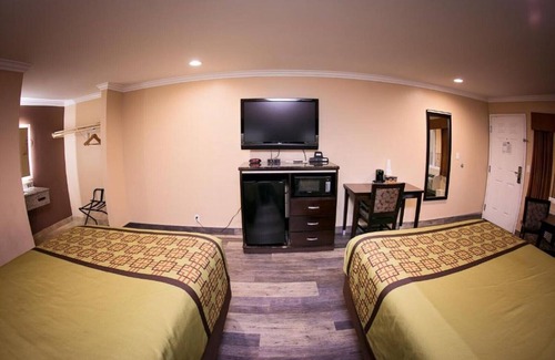 Bellflower House | Stay close to all the Southern California action in Bellflower