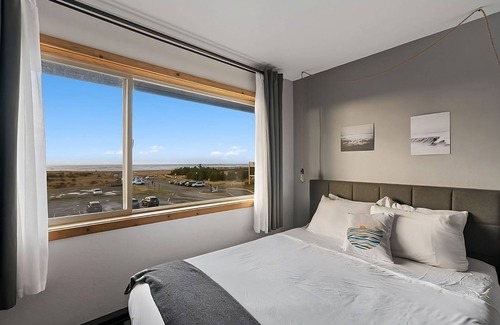 Long Beach Hotel | Stay Close to Long Beach Peninsula! 2 Relaxing Units, Pet-friendy, Indoor Pool!