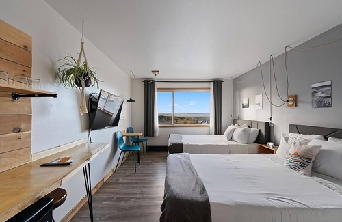 Long Beach Hotel | Stay Close to Long Beach Peninsula! 2 Relaxing Units, Pet-friendy, Indoor Pool!