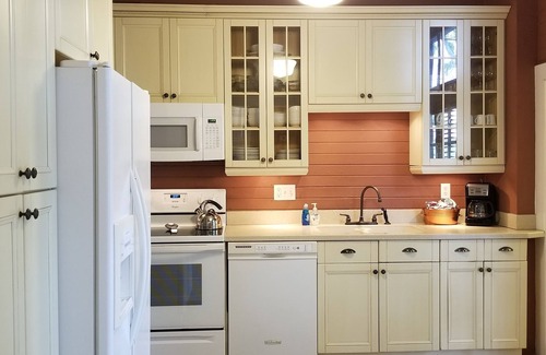 Historic Downtown Savannah House | Stay Downtown at "The Clara" : Antiques, Charm & Room for Everyone with Parking!