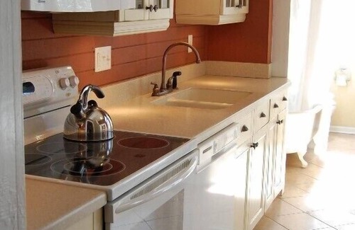 Historic Downtown Savannah House | Stay Downtown at "The Clara" : Antiques, Charm & Room for Everyone with Parking!