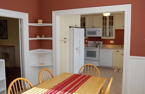 Historic Downtown Savannah House | Stay Downtown at "The Clara" : Antiques, Charm & Room for Everyone with Parking!