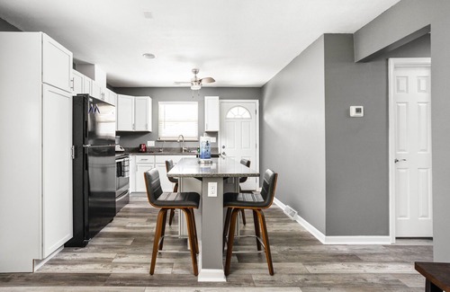Indianapolis House | Stay for Gen Con! Quaint Carmel Home