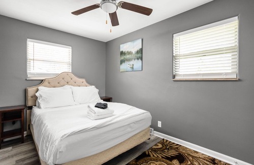 Indianapolis House | Stay for Gen Con! Quaint Carmel Home