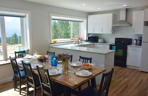 Golden House | Stay Golden - sleeps 20. Monashee