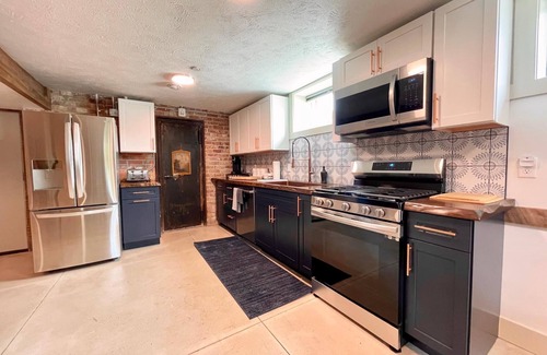Nelson Condo | Stay Historical - Boiler Maker Office Turns Vacation Destination - Suite B