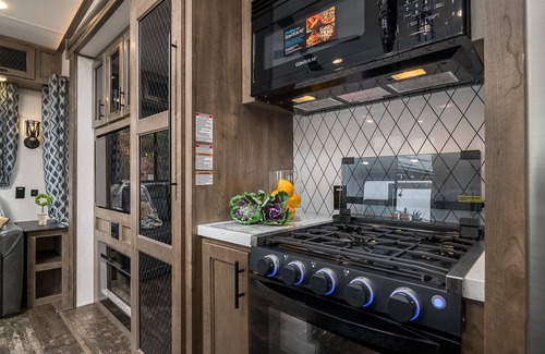 Oak House | Stay in a Luxury Rv and while visiting the beaches of Gulf Shores, AL