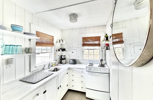 Dennis Port Cottage | Stay in a TINY HOUSE!★0.4mi to Beach★Village★Restaurants★Pet Friendly ★ 2 bikes!
