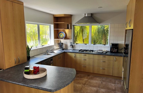 Torbay Apartment | Stay in Auckland and relax like you are on the Coromandel