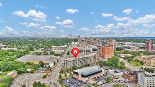 University Circle Apartment | Stay in Cleveland mins to Cleveland Clinic, Hospitals, Museum, Universities & Downtown