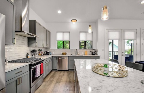 San Antonio House | Stay in Luxury @ The Pearl ~ .5M to Riverwalk