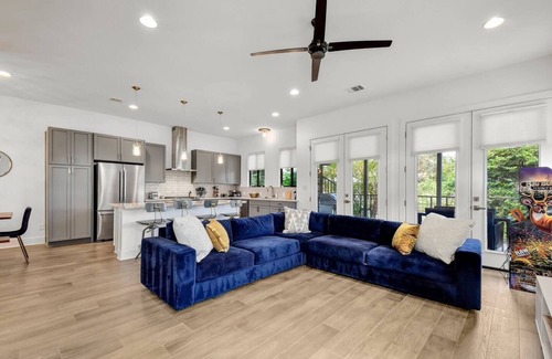 San Antonio House | Stay in Luxury @ The Pearl ~ .5M to Riverwalk