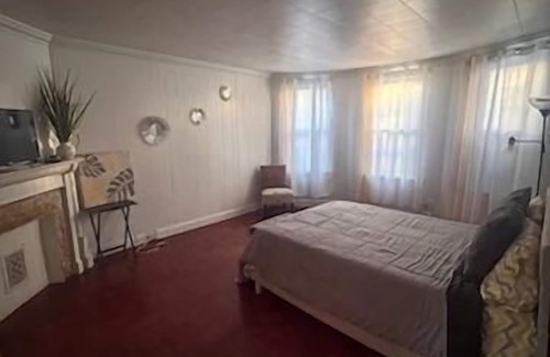 Flatbush Apartment | Stay in or go out best place in Brooklyn