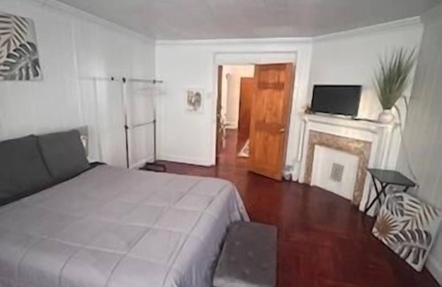 Flatbush Apartment | Stay in or go out best place in Brooklyn