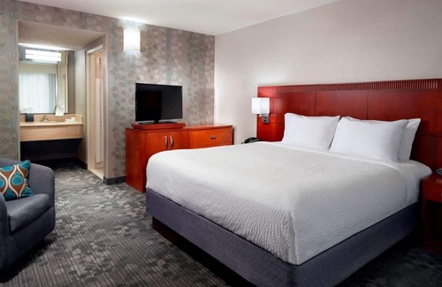 Home Park Hotel | Stay in Style at the Atlanta Hotel! 2 Modern Units, Seasonal Pool, Pet-friendly!