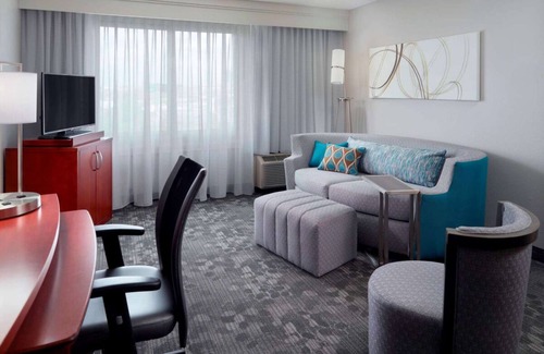 Home Park Hotel | Stay in Style at the Atlanta Hotel! 2 Modern Units, Seasonal Pool, Pet-friendly!