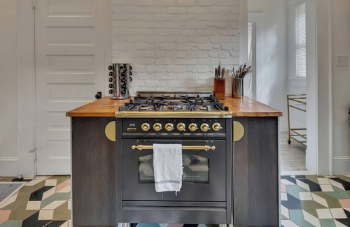Midtown Apartment | Stay in the heart of Midtown at this charming 3BR/2BA triplex unit—just a half-mile to Piedmont Park, Park Tavern, and Trader Joe’s. Enjoy a cozy fireplace, front patio, and private upstairs terrace. Digital check-in, street parking, and smart TVs.