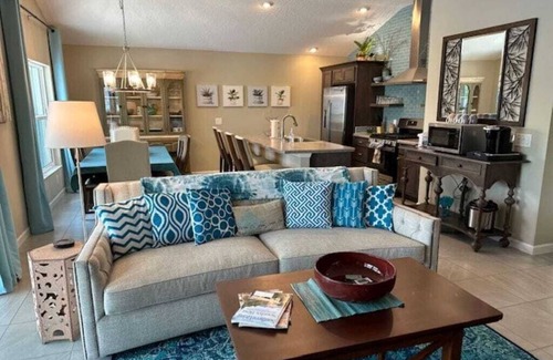 Leesburg House | Stay in The Villages at your pool house with cart!