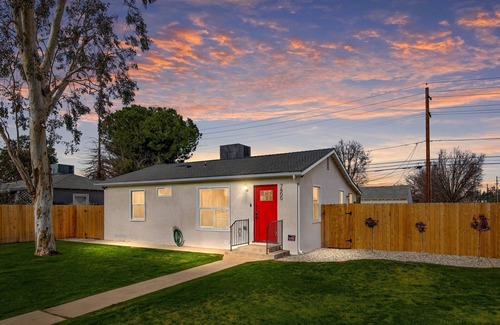 Riviera - Westchester House | Stay in this Downtown Cottage