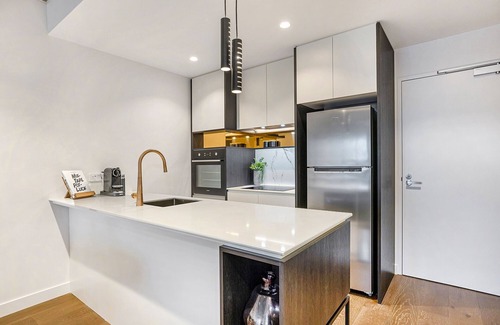Cremorne Apartment | Stay Near Botanic Garden with Gym, Sauna & Parking
