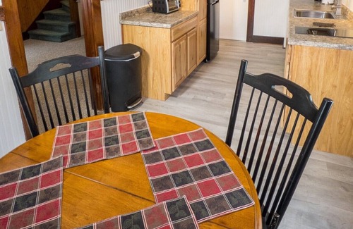 Lake Placid Cottage | Stay near Mirror Lake, enjoy our cozy 2-bedroom cottage