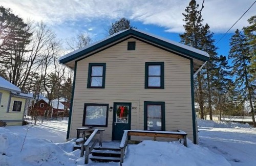 Lake Placid Cottage | Stay near Mirror Lake, enjoy our cozy 2-bedroom cottage