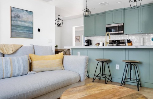 Cottonwood House | Stay Near Old Town by Rebl|Spa|Fire Pit|Cornhole