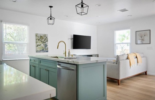 Cottonwood House | Stay Near Old Town by Rebl|Spa|Fire Pit|Cornhole