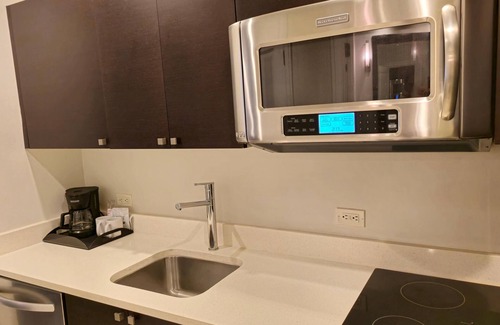 Doral Condo | Stay Near the Bayfront Park, King Studio, kitchen