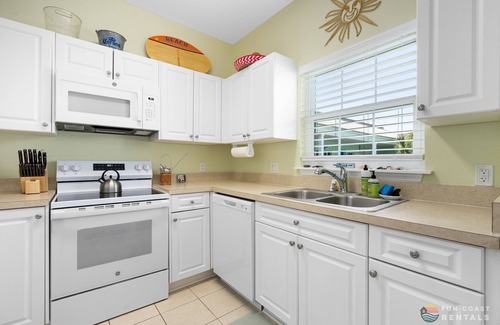 New Smyrna Beach Condo | Stay ON Flagler Avenue! Charming Condo with Full Kitchen, Parking and Courtyard!