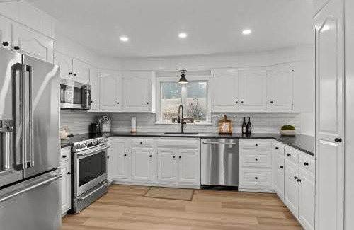 Pocasset House | Stay On The Cape Vacation Rentals: Immaculate Home 2 Acres Short Walk To Beach